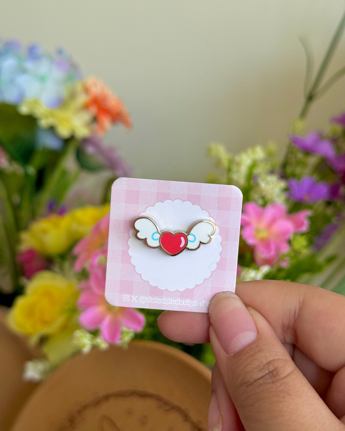 Hand holding shoujo heart mini pin