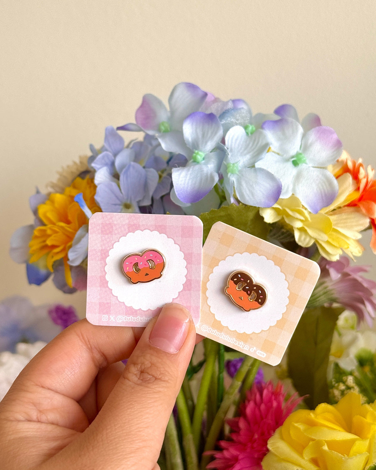 hand holding chocolate and strawberry pretzel mini pins